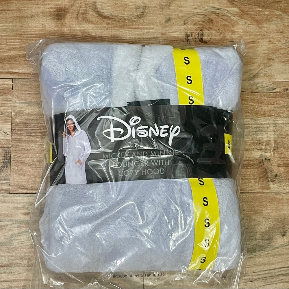 NWT Disney Mickey & Minnie Lounger w/ Cozy Hood Sz Small